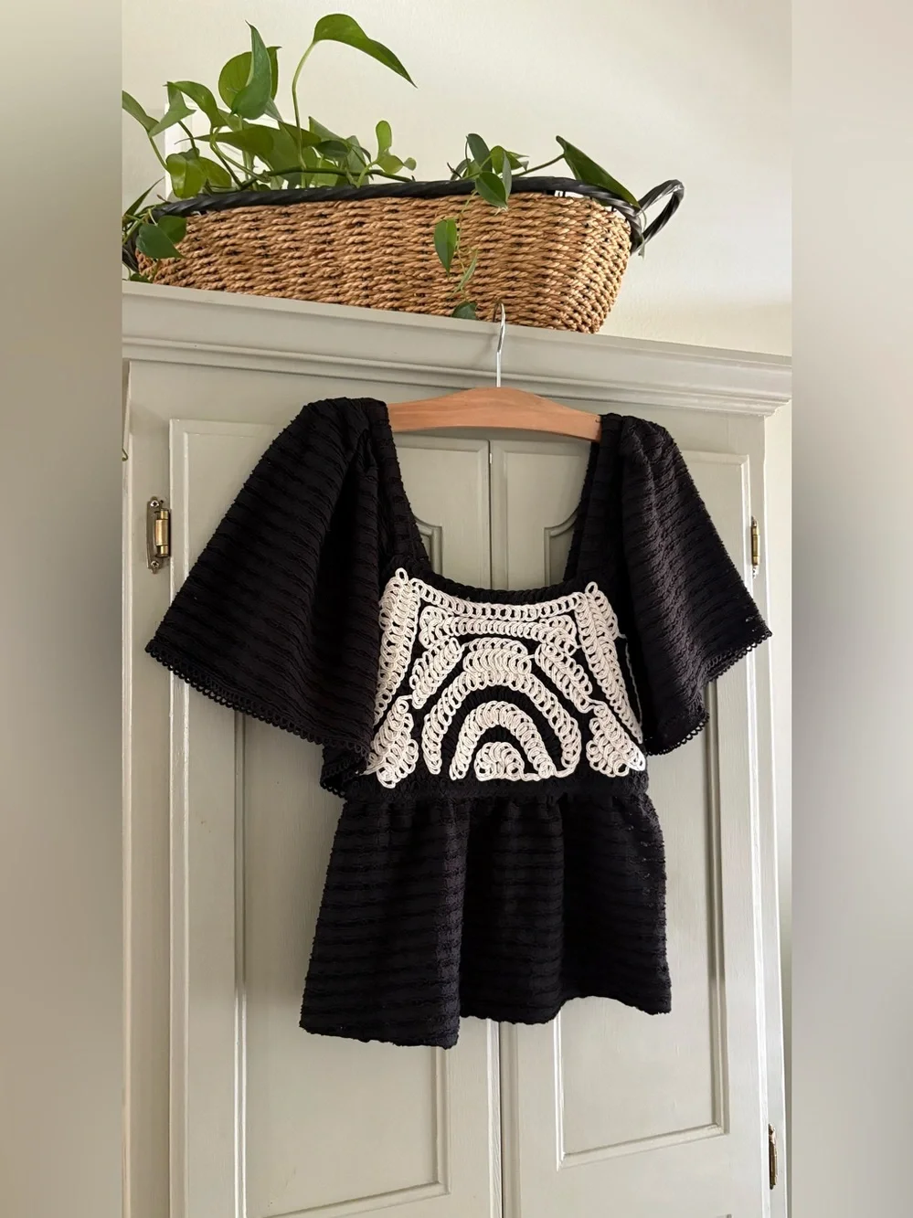 Anthropologie x Sarah Hann Flutter-Sleeve Crochet Top | Black & Cream | Size XS